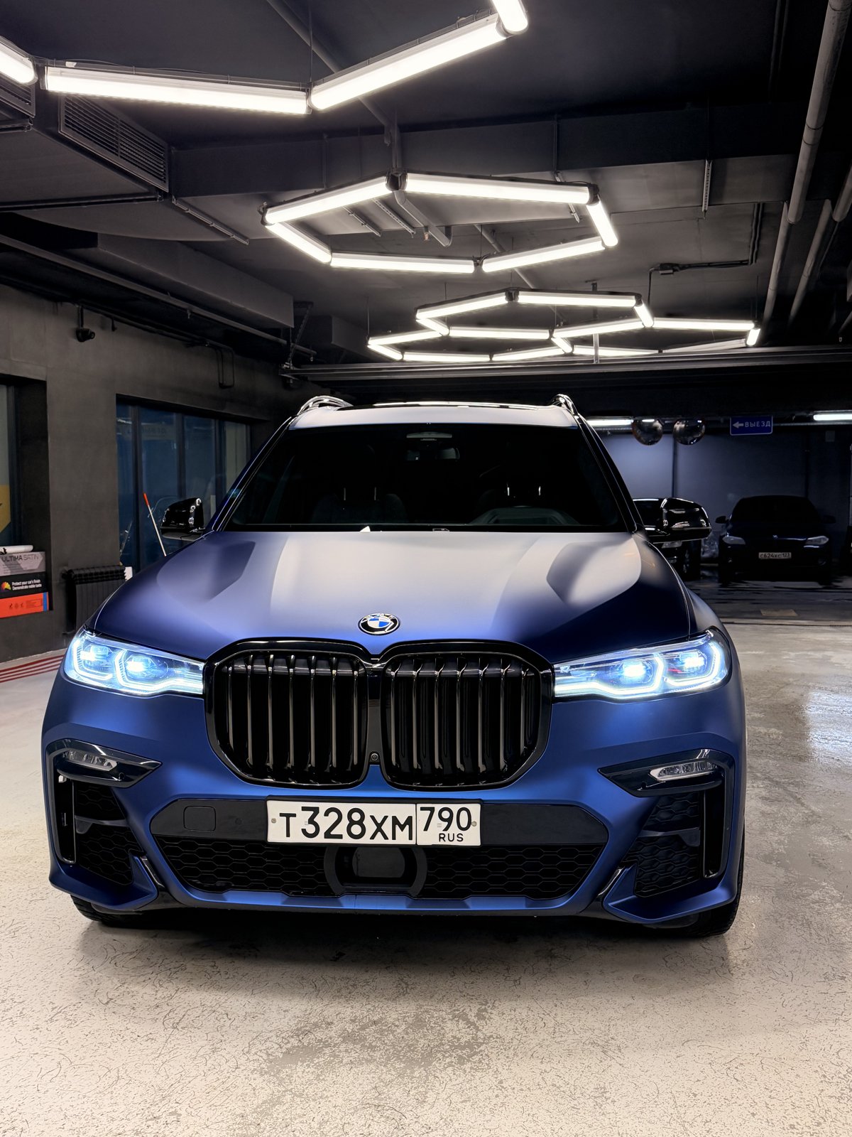 Синий BMW